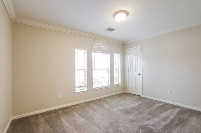 Building Photo - 2011 Pinecreek Pass Ln