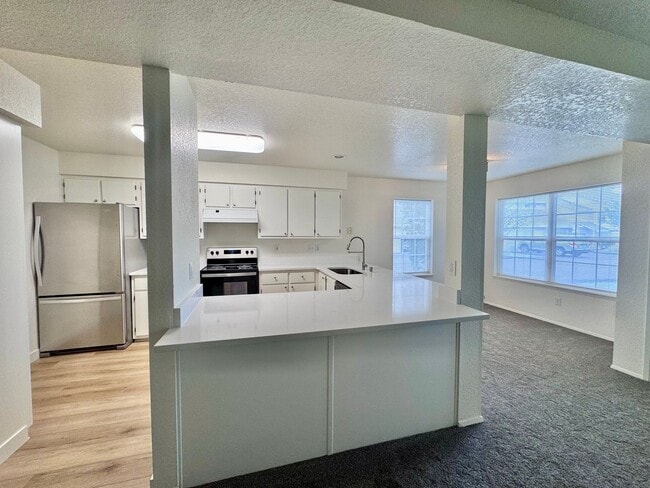 Building Photo - MOVE IN SPECIAL!  Beautifully Remodeled, Easy Living Townhome. Location, Location!