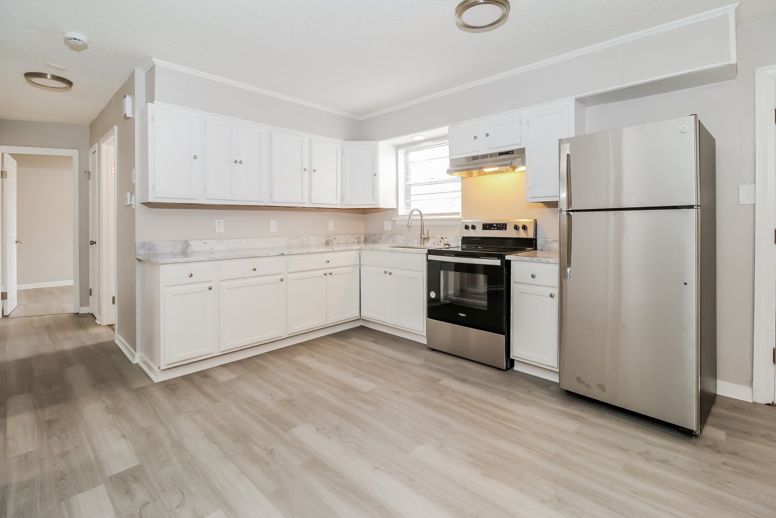 Building Photo - 121 Lindenhurst Dr