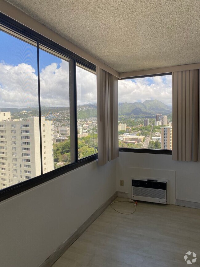 Building Photo - 2 Bedroom 1 bath High Floor/end unit in Ku...