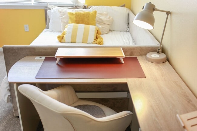 Building Photo - Riverside  Condo-RARE-Ready Jan 26