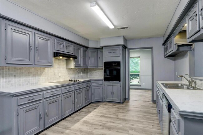 Building Photo - 10407 Fairview Dr