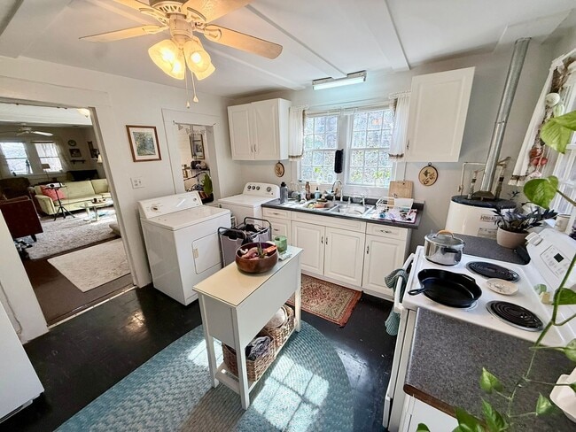 Building Photo - Easy St. Two Bedroom