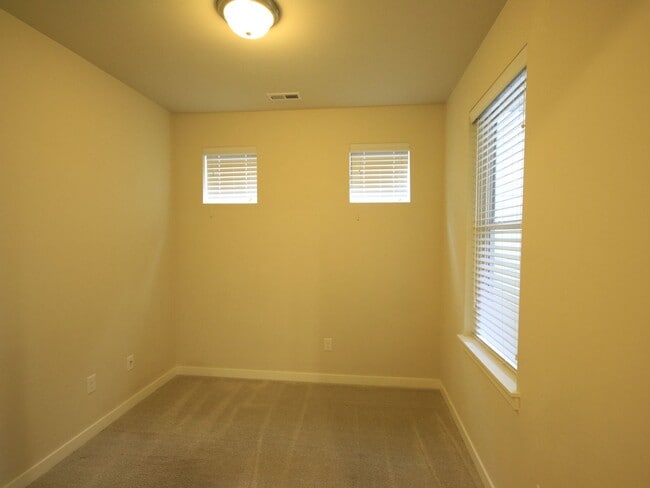 Building Photo - Beautiful Auburn Home You Will Not Want To...