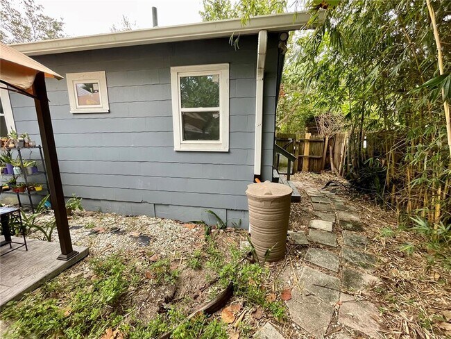 Building Photo - 2120 8th Ave W