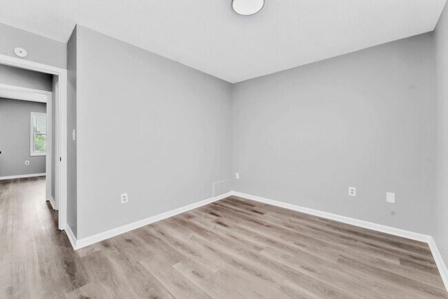 Building Photo - *NEWLY RENOVATED* 2 Bedroom Townhouse in D...