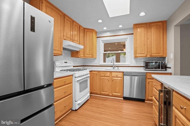 Building Photo - 1415 Mayflower Dr
