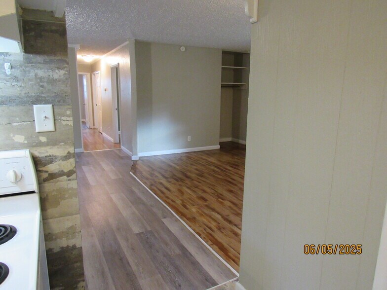 Building Photo - 2215 Macy Ave