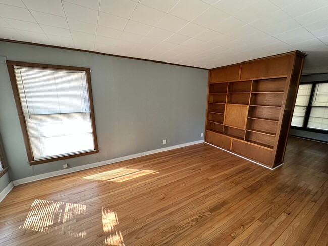 Building Photo - Move -in Special: Cute 3 bed 1.5 bath in W...