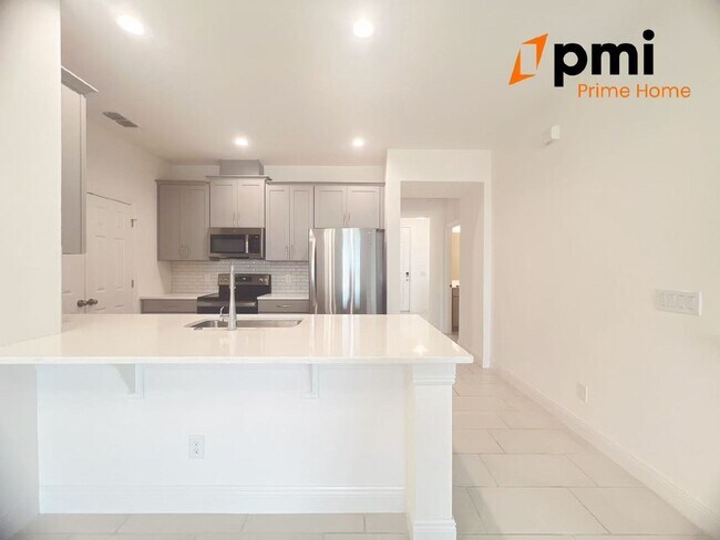 Building Photo - "Stunning 4-Bed Home with 2.5 Baths & Spac...