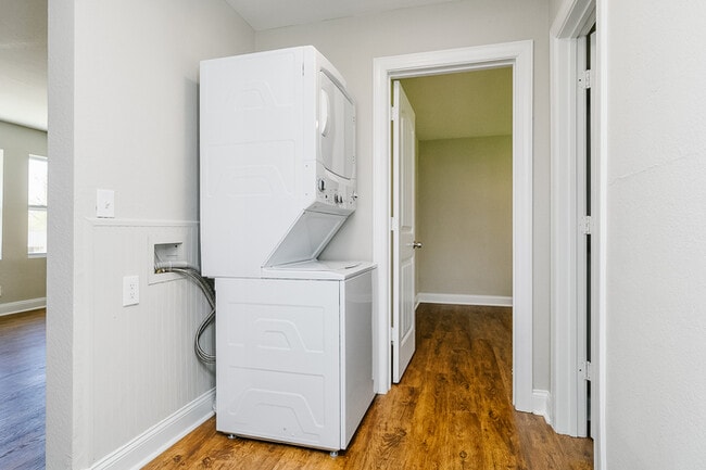 Building Photo - NEWLY RENOVATED 2 bedroom, 1 bathroom at G...