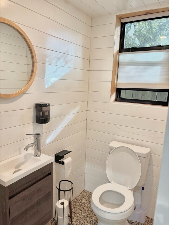 Building Photo - 2121 Oakstream Ave