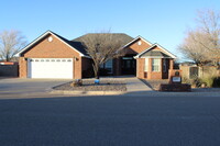 Building Photo - 1377 Oakwood Cir