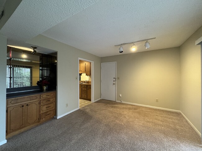 Building Photo - Beautiful townhome with 1 car garage and p...