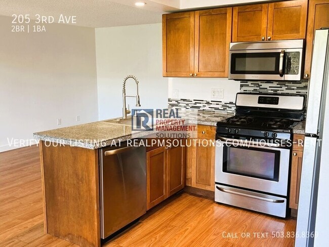 Building Photo - 205 3rd Ave