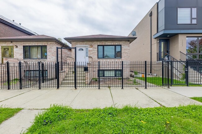 Primary Photo - 2549 S Hillock Ave