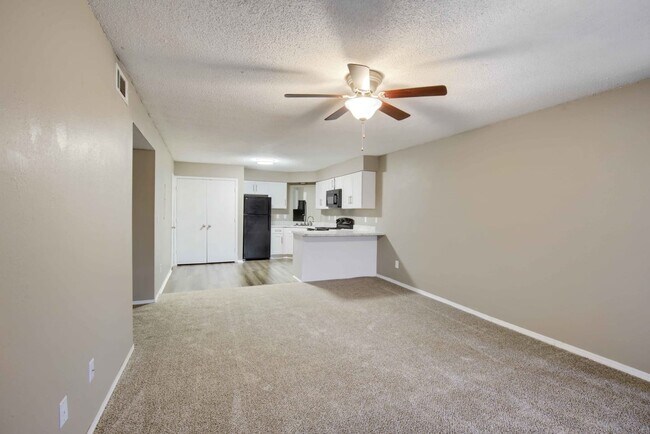 Building Photo - 501 Par Dr