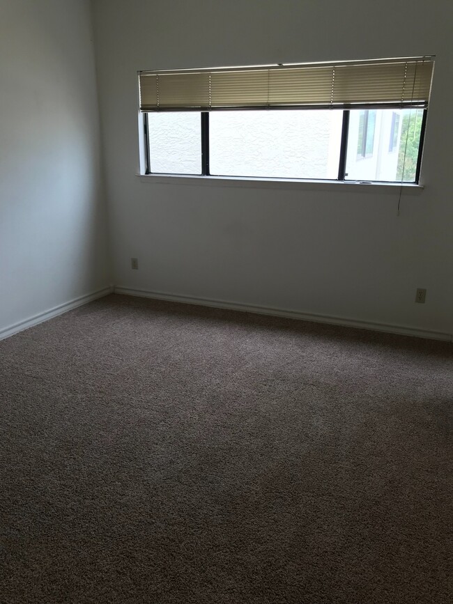 Building Photo - Tarrytown livin'! 2 bedroom 1 bath in hist...