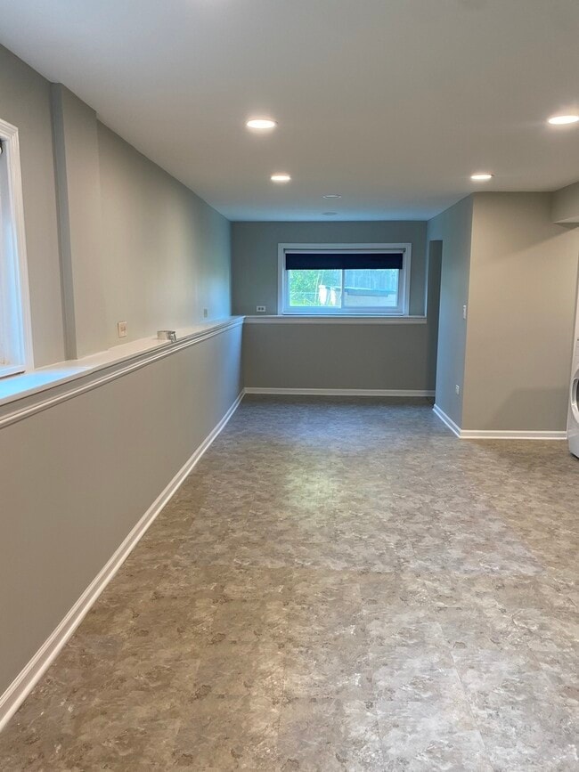 Building Photo - 10 E Schubert Ave