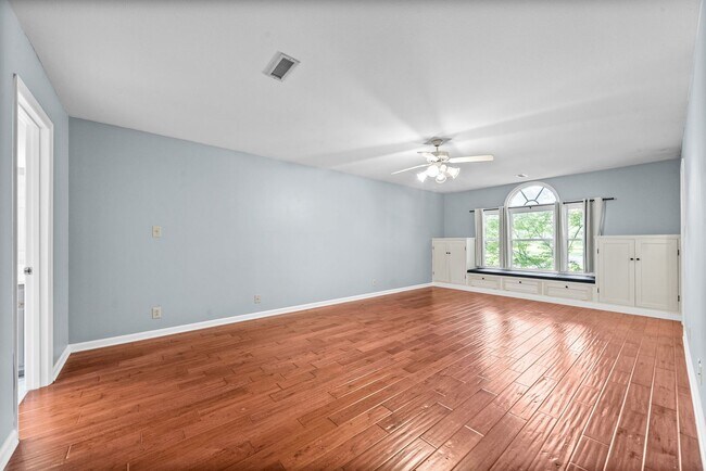 Building Photo - Pet Friendly Three Bedroom!