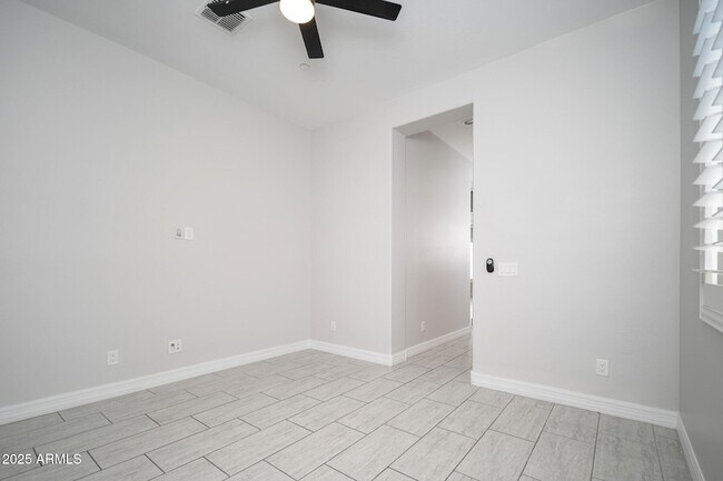 Building Photo - 9752 W Rowel Rd