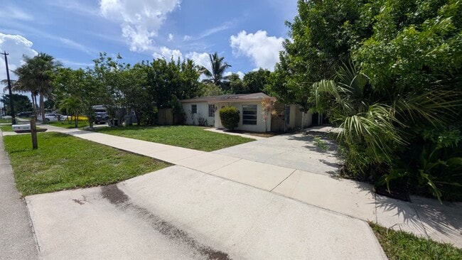 Building Photo - 1448 NE 27th Ct