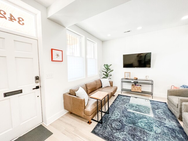 Building Photo - RENOVATED TOWNHOME WITH DECK BY METRO