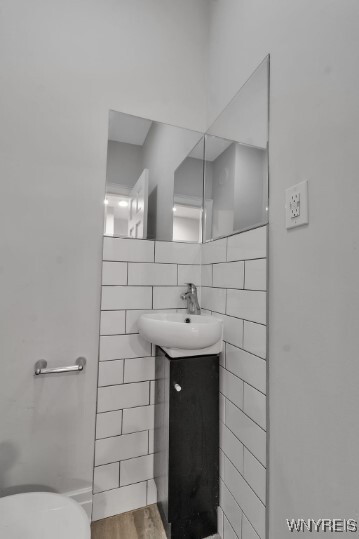 Building Photo - 105 Mariner St