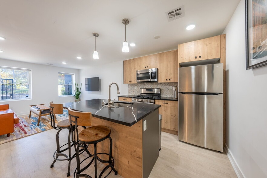 Primary Photo - 782 Grand St