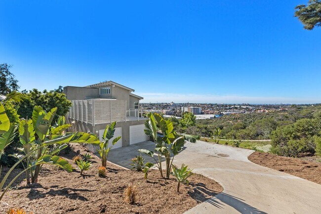 Building Photo - 700 Selma Pl