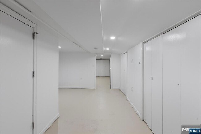 Building Photo - 676 Chestnut St