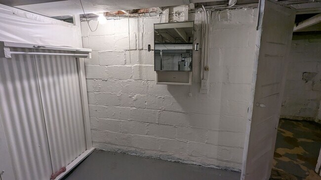 Building Photo - A charming 3-bedroom, 1.5-bathroom home located in the vibrant city of Akron