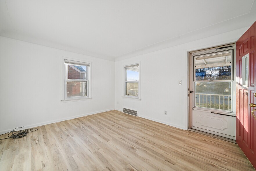 Living room - 16079 Forest Ave