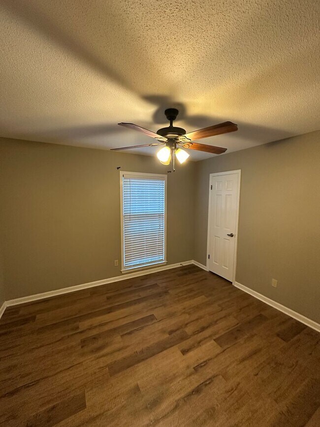 Building Photo - Showings may begin 7/1/26. Spacious Germantown home! Walking distance to Farmington Elementary. S...