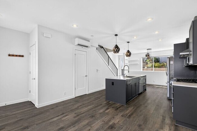 Building Photo - ULTRA-MODERN Air Conditioned Townhome in Beacon Hill (1st Month Free)