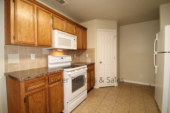 Building Photo - Spacious Duplex!