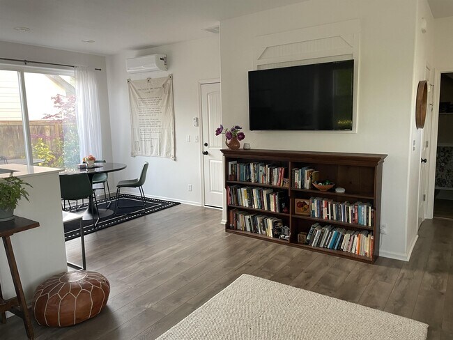 Building Photo - 1635 Hamlet Ln