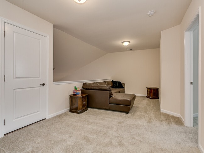 Building Photo - Lovely 3 Bedroom 2.5 Bath Townhouse, Easy ...