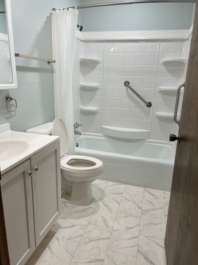 Building Photo - 3 Bedroom Apartment-Pulaski Iowa