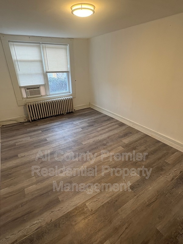 Building Photo - 319 Hobart Ave