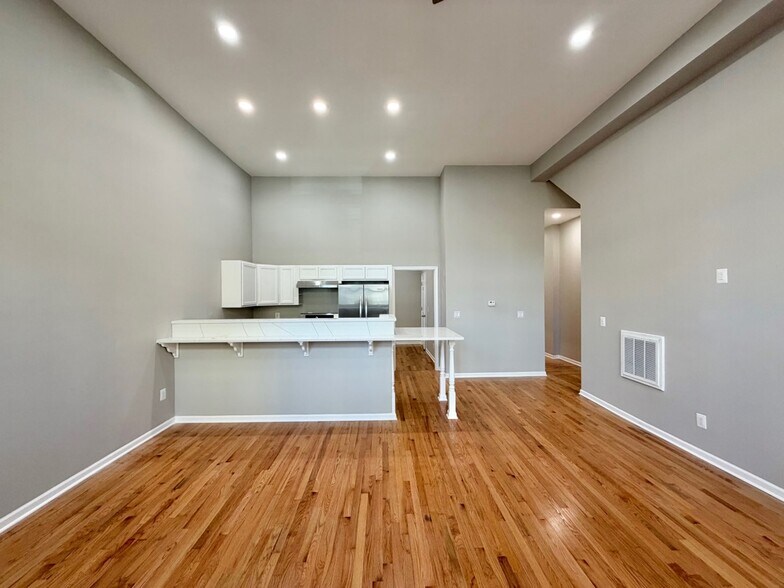 Building Photo - 1013 W 19th St