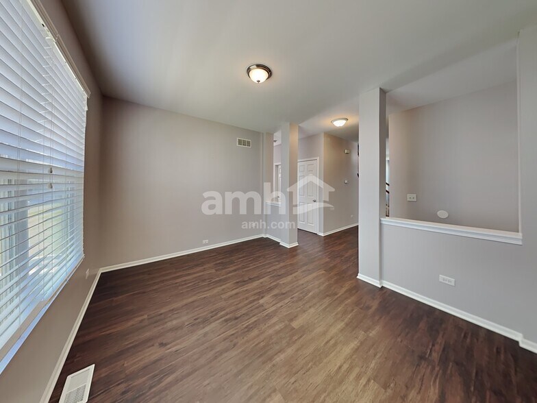 Building Photo - 1401 Roth Dr