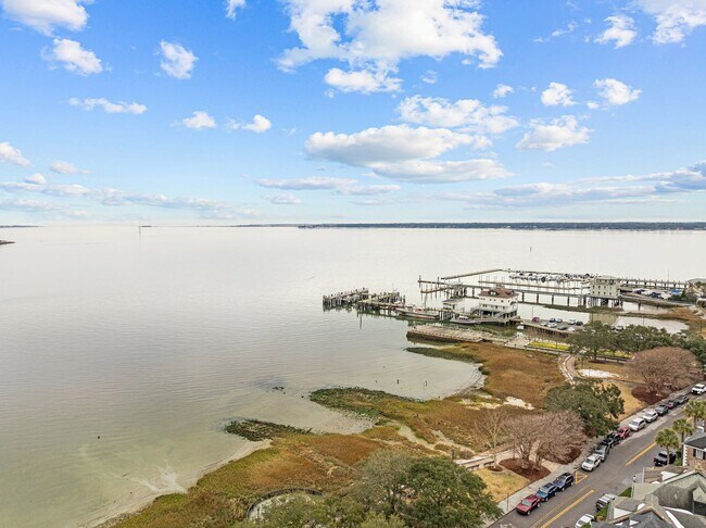 Building Photo - Available 9/1. Awesome 1 BR/1.5 BA Apartme...