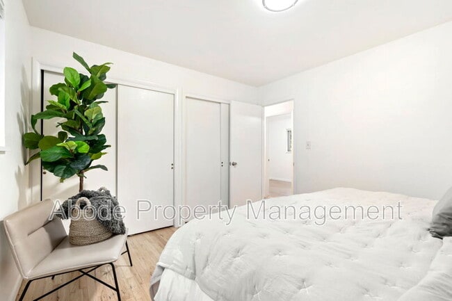 Building Photo - 328 N Roosevelt Ave