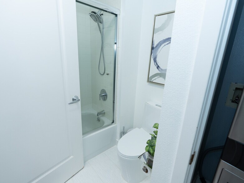 Building Photo - 88 King St