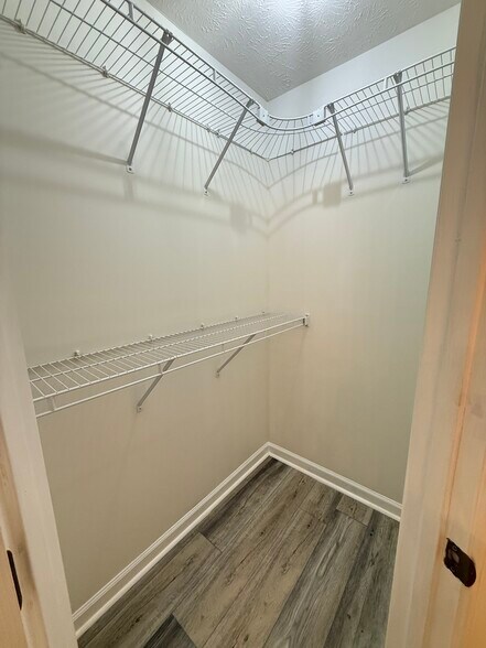 Master Left side walk-in closet - 406 Silver Lakes Ct