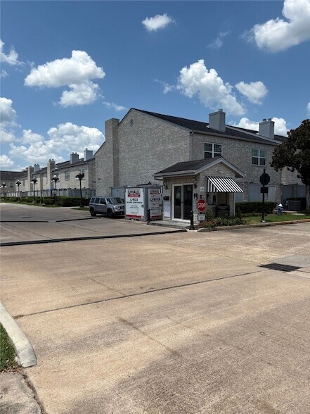 Building Photo - 622 Wilcrest Dr