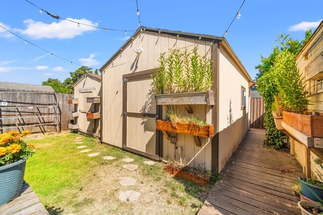 Building Photo - Charming Oakland Oasis with Detached Works...