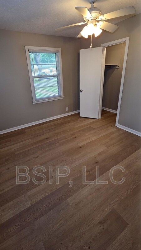 Building Photo - 1141 NE Chester Ave