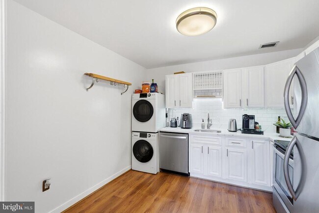 Building Photo - 955 26th St NW